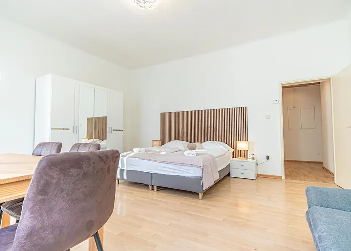 Modern 2-bedroom For 5 In Prime Location *