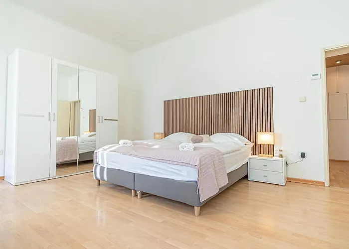Modern 2-bedroom For 5 In Prime Location *